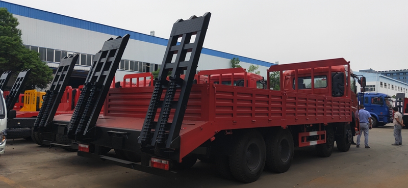 東風商用后八輪平板車